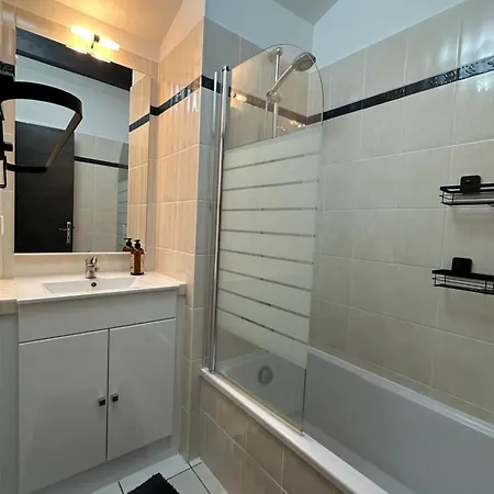 Mit Blick Auf Grimaud 코골렝