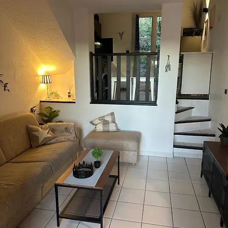 Mit Blick Auf Grimaud 코골렝