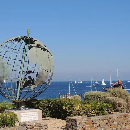 Mit Blick Auf Grimaud